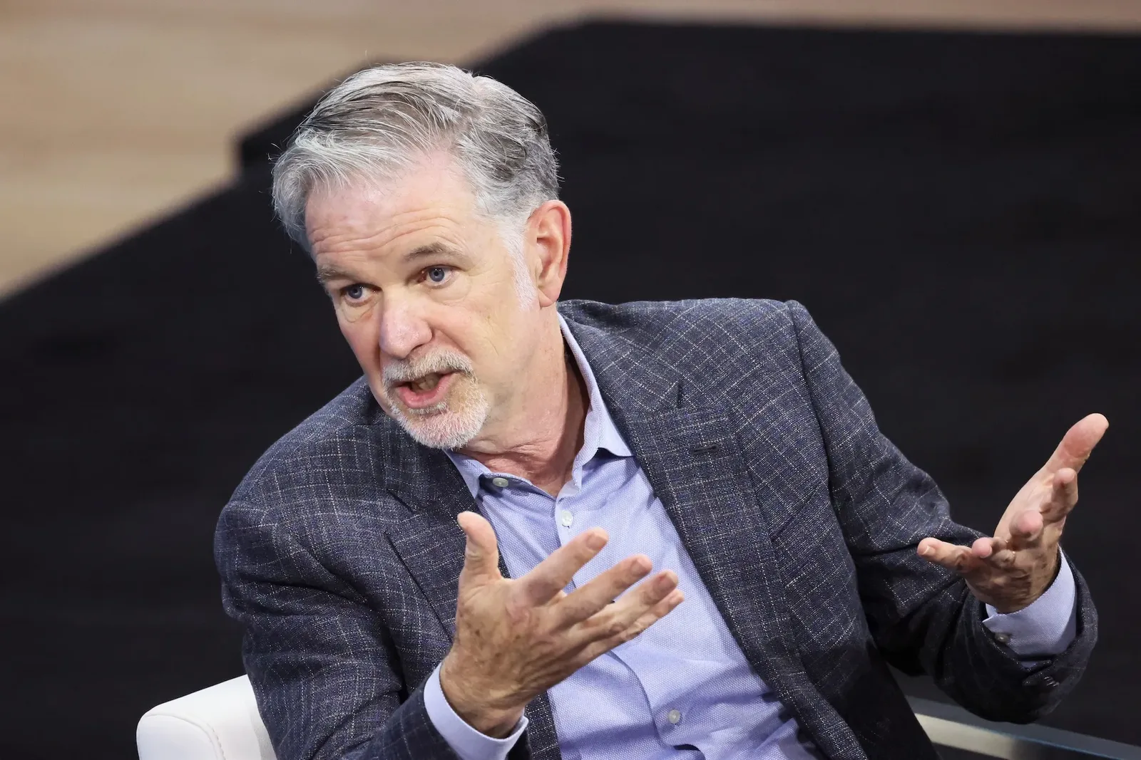 Reed Hastings discutând despre viitorul Netflix în cadrul unui eveniment.