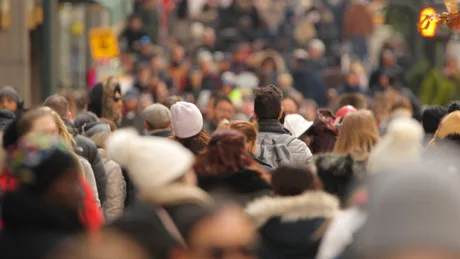 Mulțime de oameni pe o stradă aglomerată, reflectând diversitatea societății.