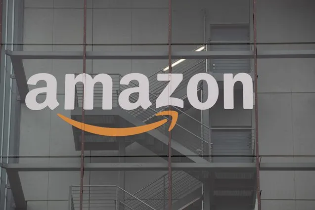 Logo-ul Amazon pe o clădire modernă, simbolizând inovația și succesul.