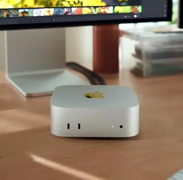 Mac Mini M4 pe birou, cu un design elegant și modern.