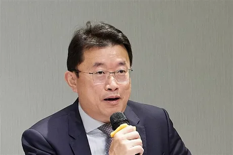 Un bărbat vorbește la microfon despre creșterea prețurilor la electronice.