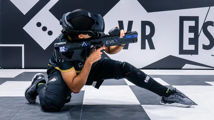 Jucător în realitate virtuală, pregătit pentru competiție la arena EVA din București.