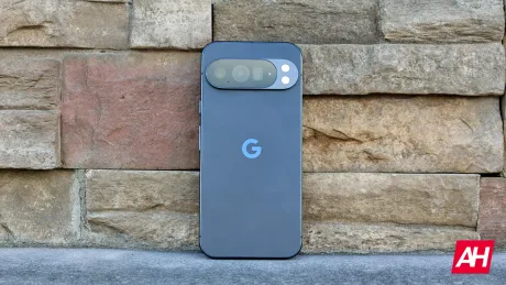 Telefon Google Pixel pe un fundal de piatră, evidențiind designul său elegant.