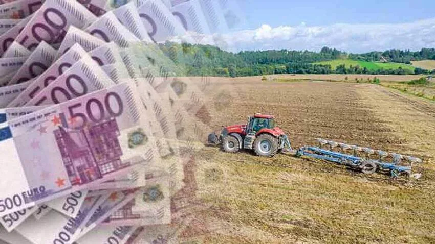 Tractor pe câmp cu bancnote de euro în fundal.