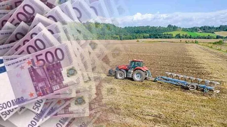 Tractor pe câmp cu bancnote de euro în fundal.