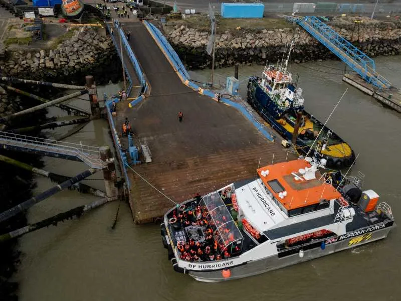 Vapor de patrulare în port, implicat în operațiuni de combatere a traficului de migranți.