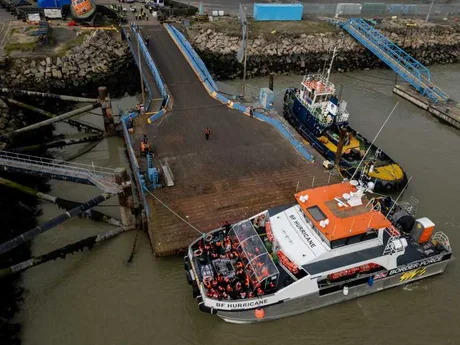 Vapor de patrulare în port, implicat în operațiuni de combatere a traficului de migranți.