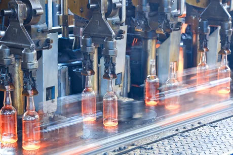 Linie de producție pentru sticle de alcool în mișcare rapidă.