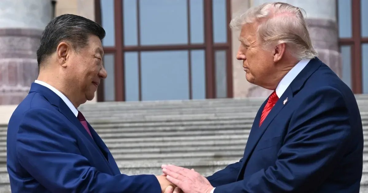 Donald Trump și Xi Jinping se salută în timpul vizitei oficiale în China.