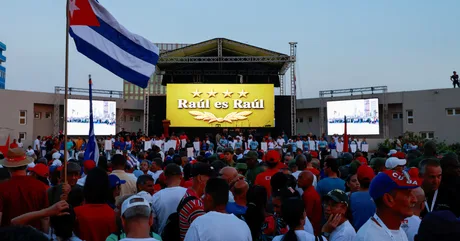 Protest pro-guvernamental în Havana, cubanezi susținându-l pe Raul Castro.