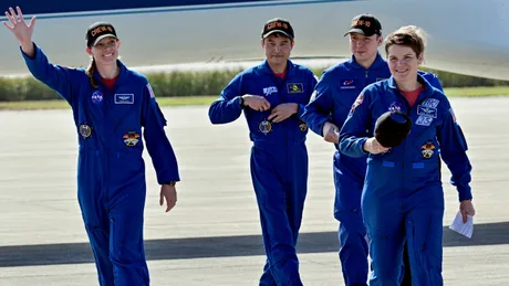 Astronauții se pregătesc pentru misiunea Artemis II, zâmbind și interacționând.