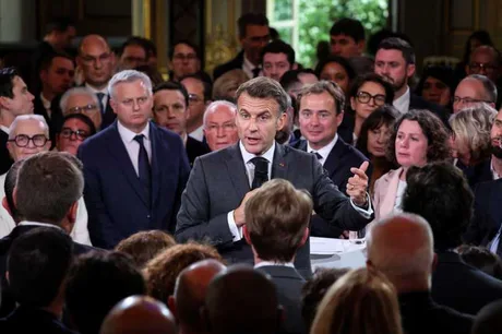 Emmanuel Macron discută despre reglementarea alegerilor și protecția democrației.