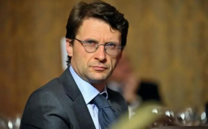 Reacții pe piața valutară după creșterea cursului euro și incertitudinile politice.