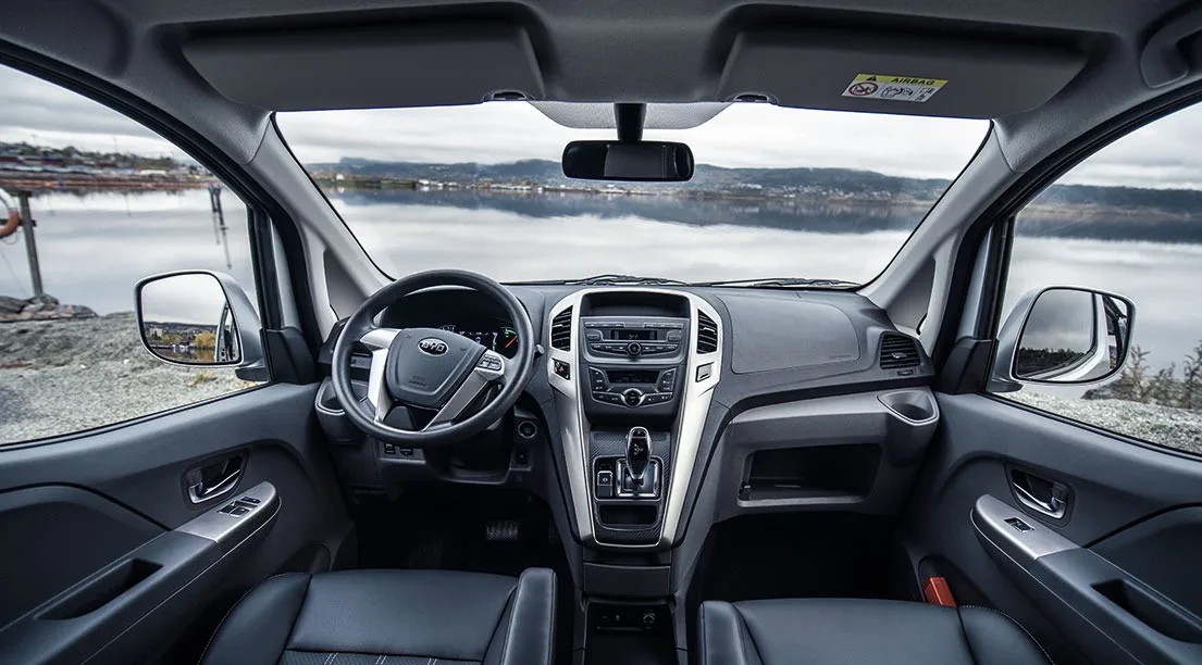 Interior modern al unui vehicul electric BYD, cu un peisaj natural în fundal.