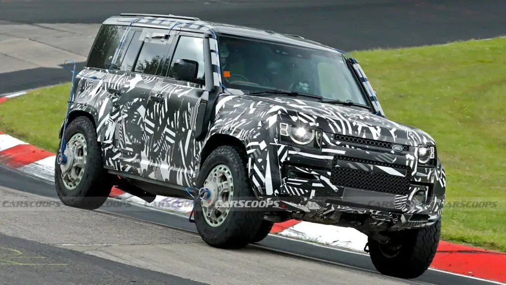 Prototipul Land Rover Defender testat pe Nürburgring, pregătit pentru off-road extrem.