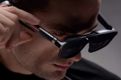 Ochelari inteligenți cu design modern, utilizator interacționând cu ei.