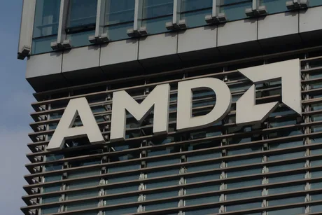 Logo-ul AMD pe o clădire modernă, simbolizând inovația în tehnologie.