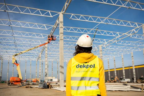 Lucrări de construcție la un parc logistic în București.