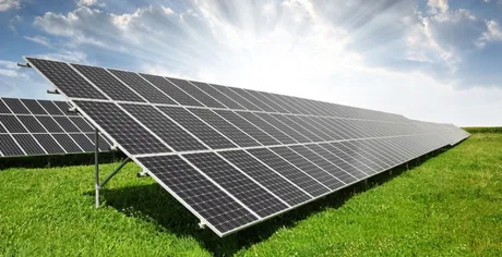 Panouri solare pe câmp, captând energia soarelui pentru electricitate.