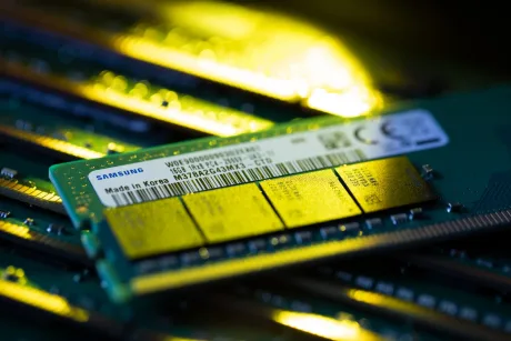 Memorii Samsung expuse pe un fundal strălucitor, evidențiind tehnologia avansată.