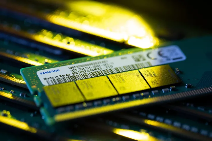Memorii Samsung expuse pe un fundal strălucitor, evidențiind tehnologia avansată.
