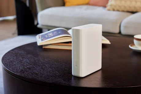 Dispozitiv TCL 5G CPE B50 pe o masă, în mediu modern.