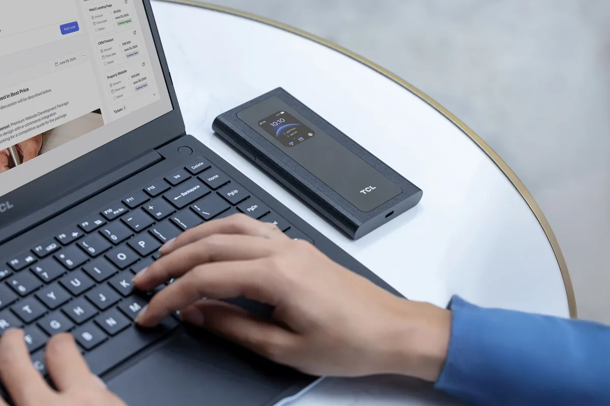 Utilizator care folosește TCL 5G Mobile Wi-Fi B50 Pro.