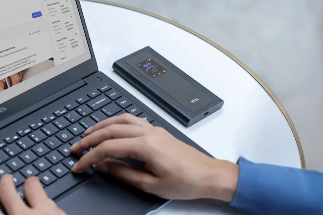 Utilizator care folosește TCL 5G Mobile Wi-Fi B50 Pro.