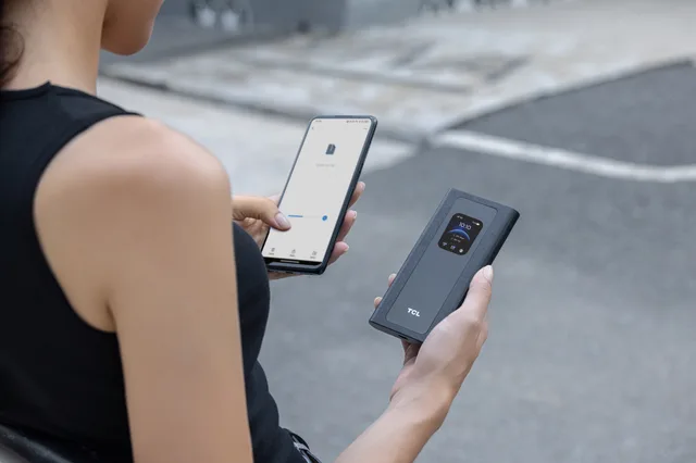 TCL 5G Mobile Wi-Fi B50 Pro conectat la laptop.