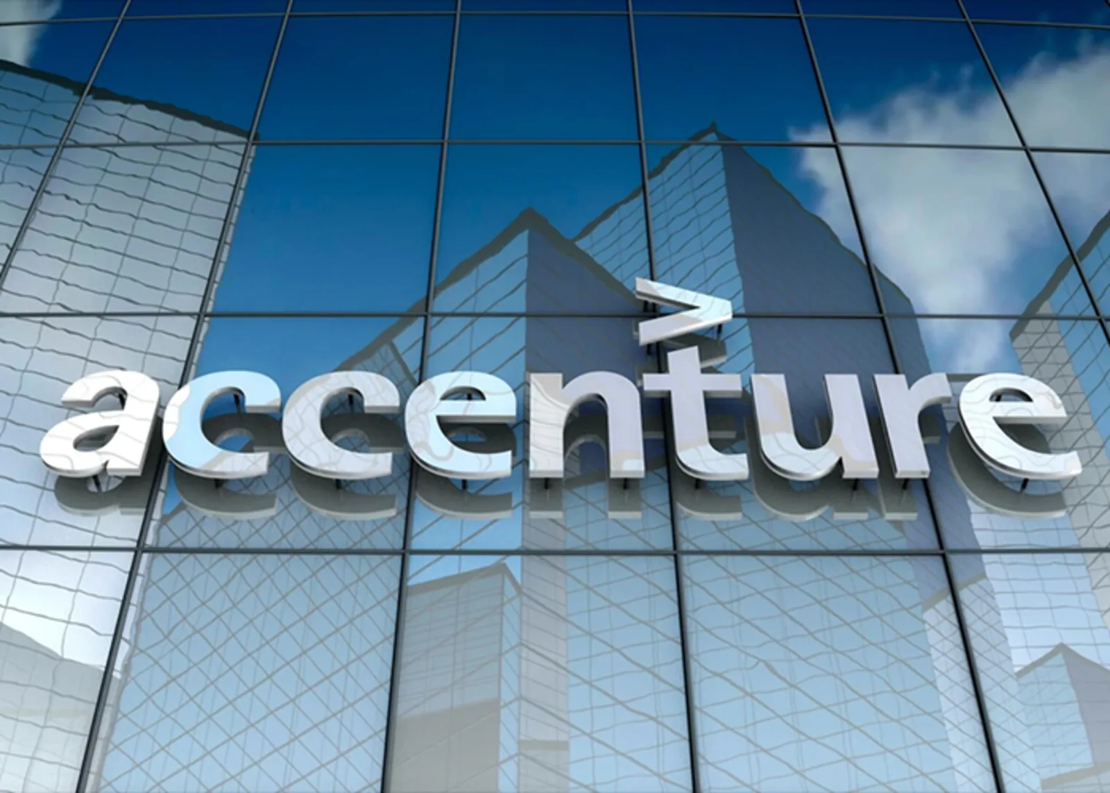 Clădire modernă cu fațadă din sticlă și logo Accenture vizibil.