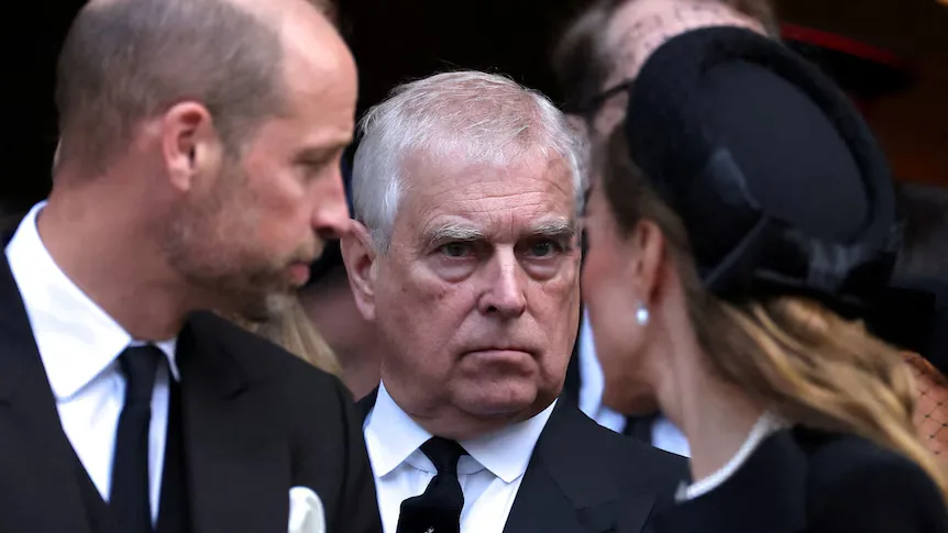 Prințul Andrew discutând cu alți membri ai familiei regale la un eveniment solemn.