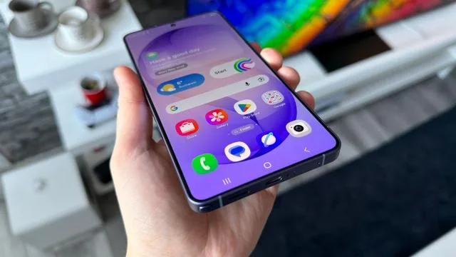 Un utilizator interacționează cu un smartphone Galaxy S26, având aplicația Quick Share deschisă.