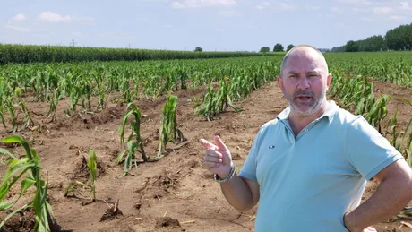 Fermier discutând despre problemele de aprovizionare cu îngrășăminte în câmpul său.