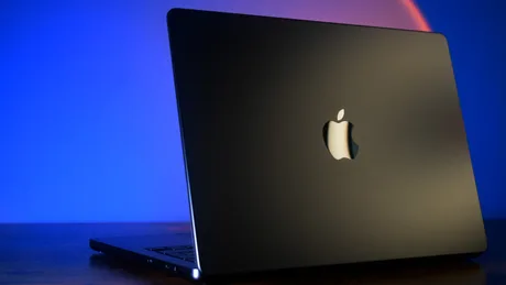 Laptop Apple cu logo pe un fundal colorat, pregătit pentru lansare.