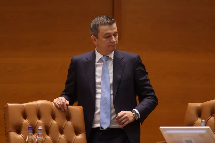 Sorin Grindeanu în timpul unei ședințe parlamentare, discutând despre reformele PNRR.