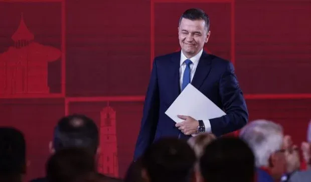 Sorin Grindeanu zâmbește în timpul unei conferințe de presă.