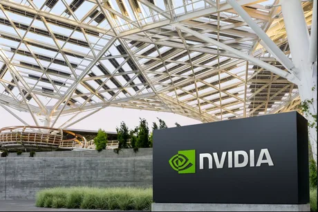 Sediul NVIDIA cu arhitectură modernă și logo distinctiv.