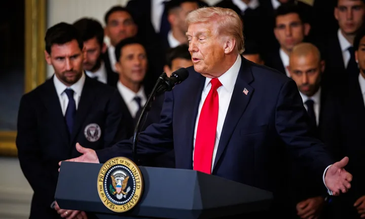 Donald Trump discută despre implicarea NATO în deminarea Strâmtorii Ormuz.