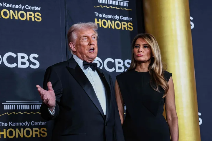 Donald Trump și Melania Trump la un eveniment, discutând despre investiții media.