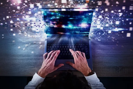 Utilizator lucrând pe laptop, evidențiind viteza internetului fix.