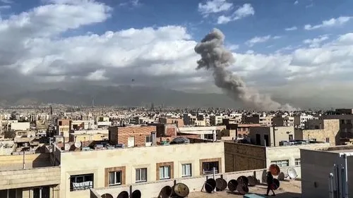 Fum dens se ridică deasupra clădirilor din Teheran după bombardamente.