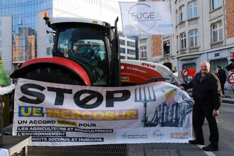 Protest împotriva acordului Mercosur, cu un tractor și pancarte informative.