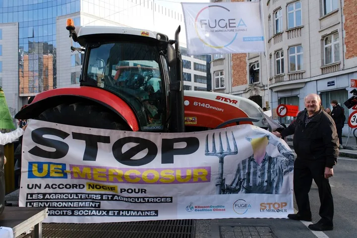 Protest împotriva acordului Mercosur, cu un tractor și pancarte informative.