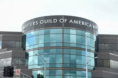 Writers Guild of America și studiourile de film din Hollywood finalizează un acord provizoriu pe patru ani - contractul urmează să fie ratificat și include protecții pentru sănătate și compensații pentru streaming