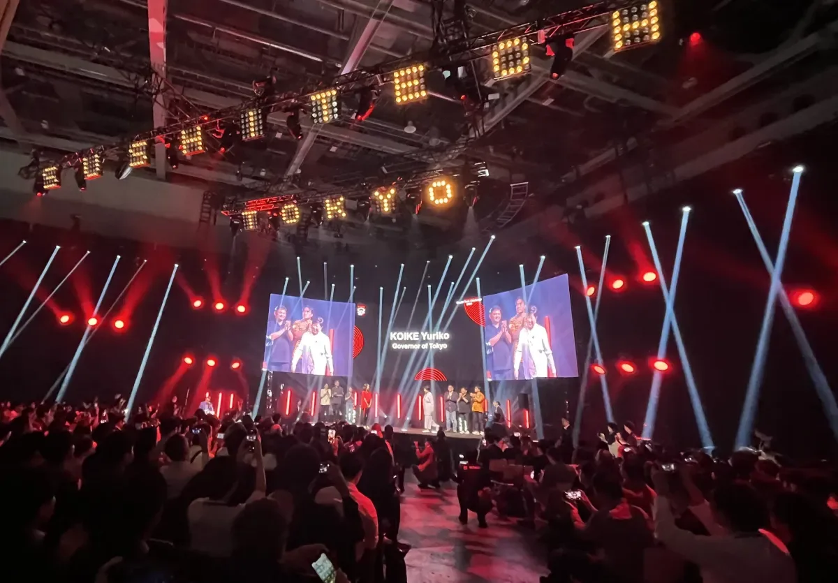 Eveniment tehnologic vibrant în Tokyo, cu prezentări și demonstrații inovatoare.