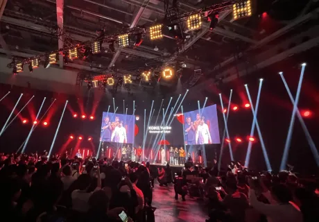 Eveniment tehnologic vibrant în Tokyo, cu prezentări și demonstrații inovatoare.