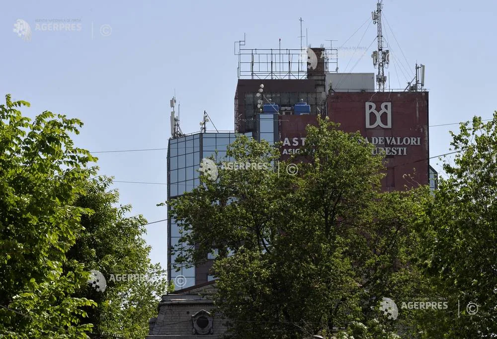 Clădirea Bursei de Valori București în lumina soarelui.