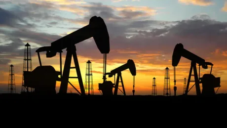 Pompe de extracție a petrolului la apus, simbolizând industria energetică.