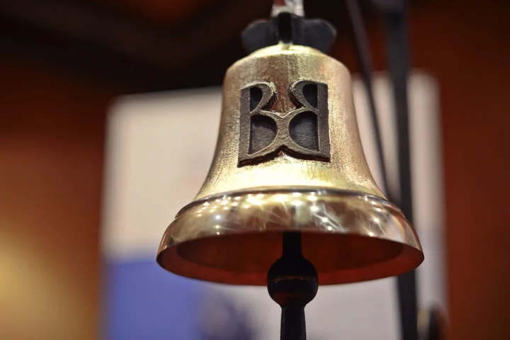 Clopotul Bursei de Valori București simbolizează tranzacțiile financiare active.