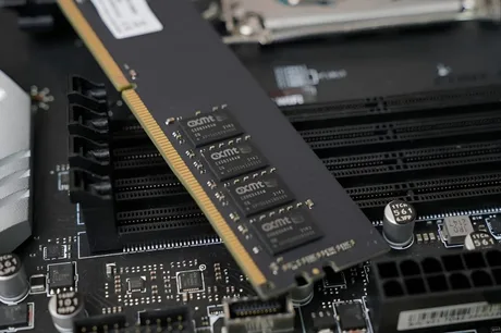 Cipuri de memorie DDR5 instalate pe o placă de bază modernă.